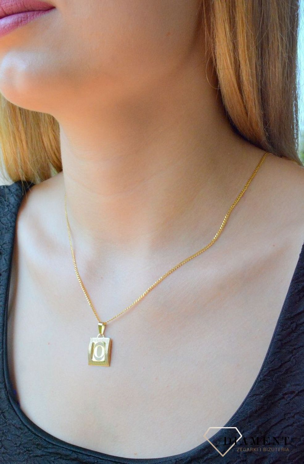 zlota-zawieszka-literka-o-na-papirusie-opz000000-382.-wisiorek-zostal-wykonany-z-najwyzszej-jakosci-zlota-proby-333-na-papirusie.-zloty-wisiorek-literka-o-na-papirusie.-zawieszka-damska-z-literka.-idealna-zawieszka-na-prezent..jpg