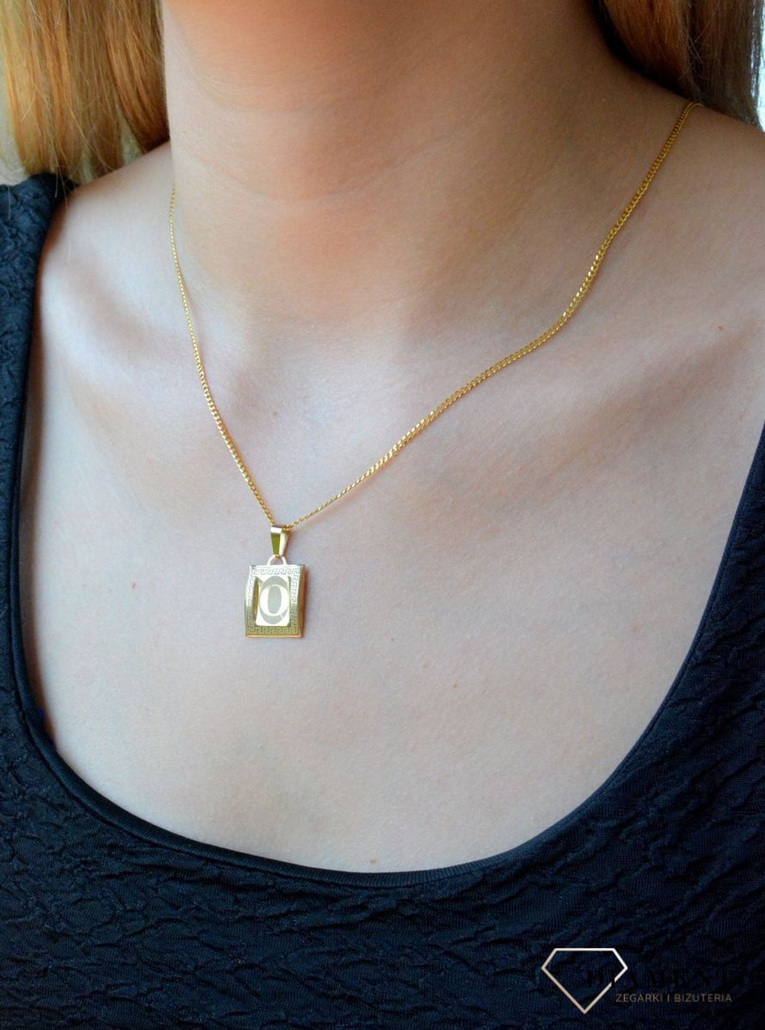 Złota zawieszka literka O na papirusie OPZ000000-382. Wisiorek został wykonany z najwyższej jakości złota próby 333 na papirusie. Złoty wisiorek literka O na papirusie. Zawieszka damska z literką. Idealna zawieszka na prezent..jpg