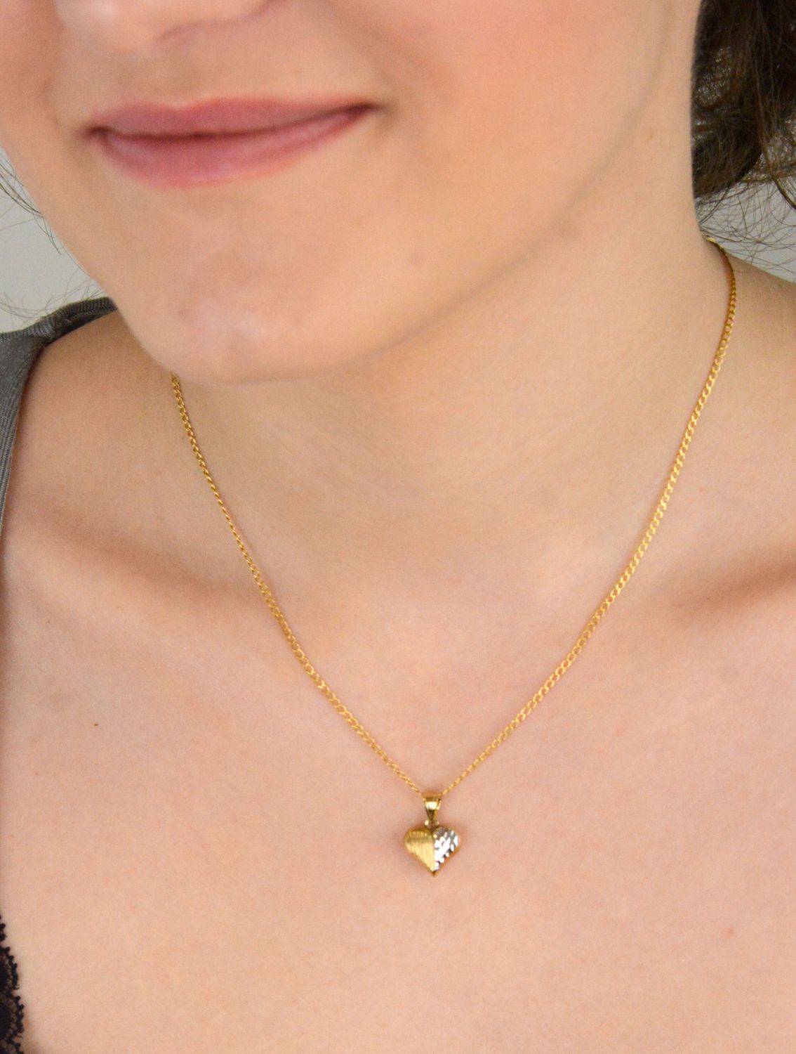 Złota zawieszka grawerowane serce z białym złotem próba 333, OPZ000000-423. Dodaj odrobinę elegancji i wyjątkowego uroku do swojej biżuterii dzięki złotej zawieszce w kształcie serca. 1.jpg