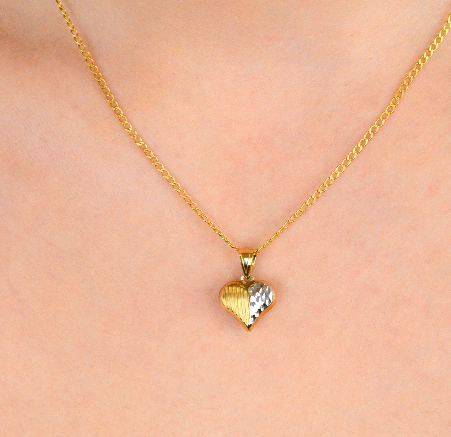 Złota zawieszka grawerowane serce z białym złotem próba 333, OPZ000000-423. Dodaj odrobinę elegancji i wyjątkowego uroku do swojej biżuterii dzięki złotej zawieszce w kształcie serca. 1.jpg