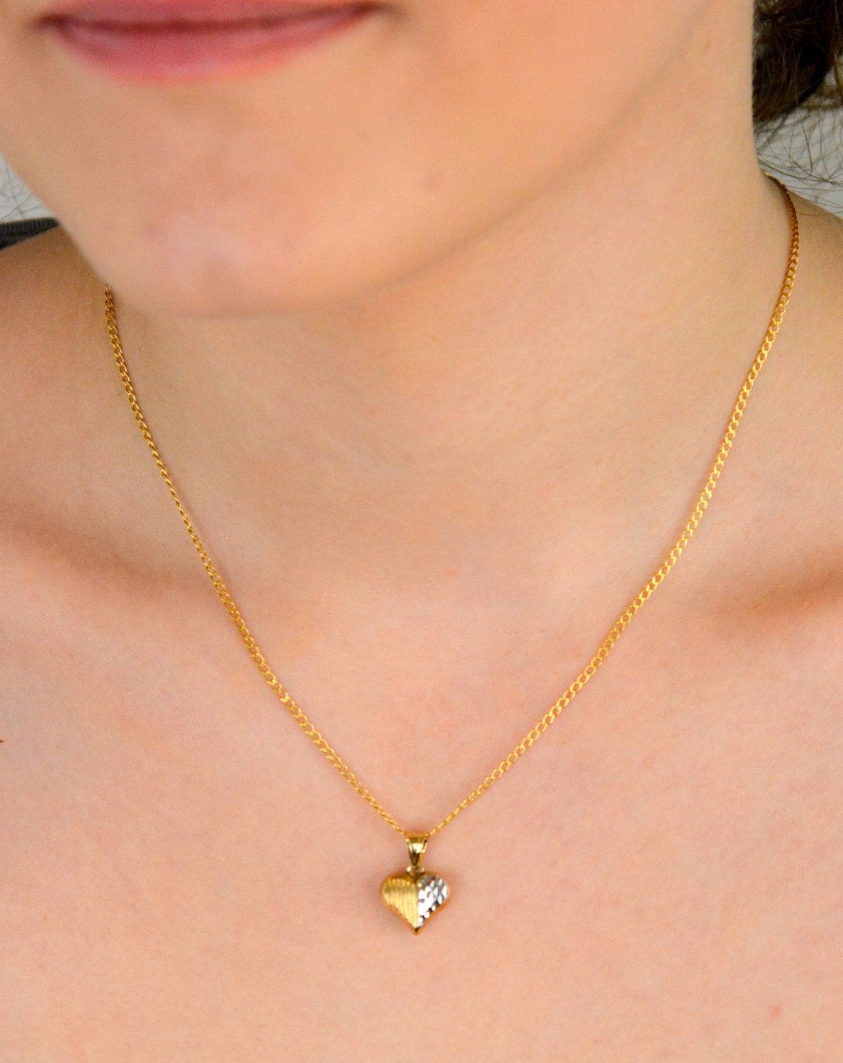 Złota zawieszka grawerowane serce z białym złotem próba 333, OPZ000000-423. Dodaj odrobinę elegancji i wyjątkowego uroku do swojej biżuterii dzięki złotej zawieszce w kształcie serca. 1.jpg