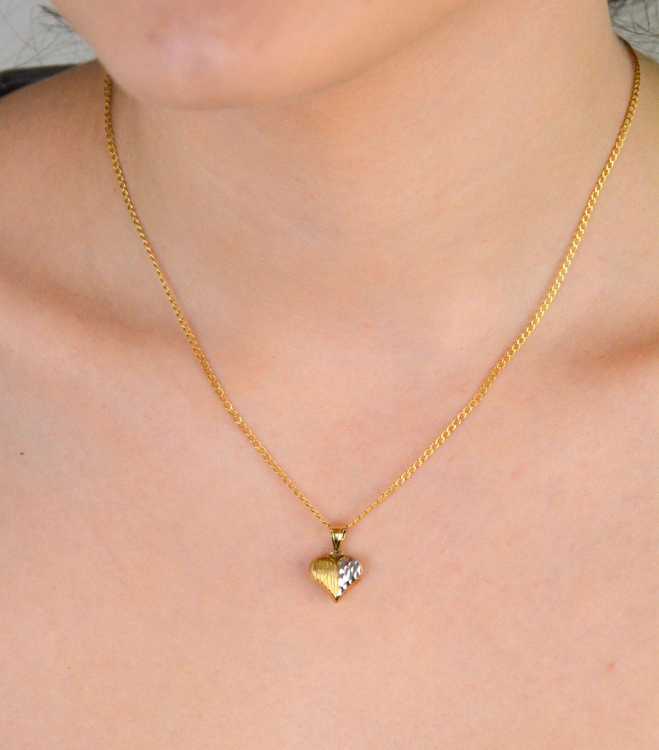 Złota zawieszka grawerowane serce z białym złotem próba 333, OPZ000000-423. Dodaj odrobinę elegancji i wyjątkowego uroku do swojej biżuterii dzięki złotej zawieszce w kształcie serca. 1.jpg