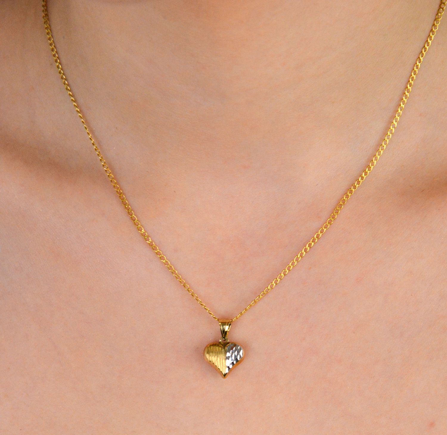 Złota zawieszka grawerowane serce z białym złotem próba 333, OPZ000000-423. Dodaj odrobinę elegancji i wyjątkowego uroku do swojej biżuterii dzięki złotej zawieszce w kształcie serca. 1.jpg