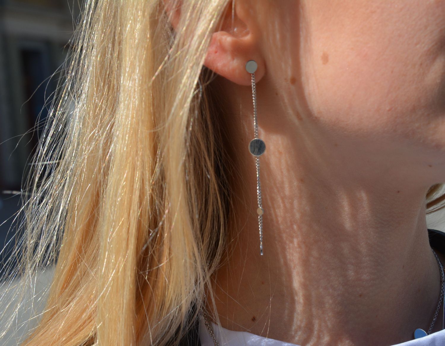 Srebrne długie kolczyki Dall'Acqua ORRM035 Kolczyki Dall'Acqua wykonane ze srebra 925. Jeden z kolczyków to gładkie kółko, a drugie na łańcuszku przeplatany kółkami w jednakowej wielkości.1.jpg