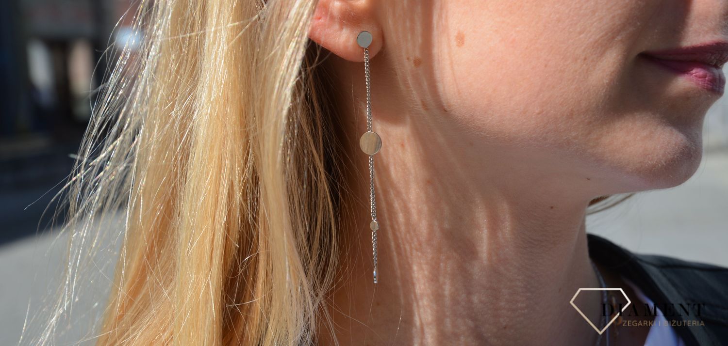 Srebrne długie kolczyki Dall'Acqua ORRM035 Kolczyki Dall'Acqua wykonane ze srebra 925. Jeden z kolczyków to gładkie kółko, a drugie na łańcuszku przeplatany kółkami w jednakowej wielkości.1.jpg