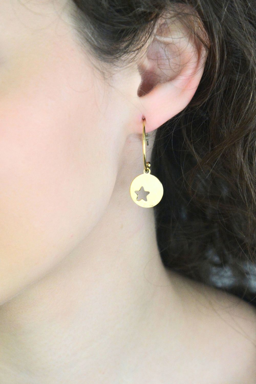 Kolczyki srebrne pozłacane 925 – Kółka z gwiazdką ORRM19893060 Stylowe i nowoczesne kolczyki wykonane ze srebra próby 925, pokryte elegancką warstwą złota. 1.jpg