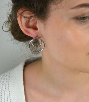 Kolczyki srebrne podwójne kółka ORRM21214113  Kolczyki srebrne na każdą okazję. Kolczyki pozłacane dla każdej kobiety. Kolczyki idealne na prezent dla każdej kobiety. Kolczyki o formie wiszących kółeczek (4).JPG
