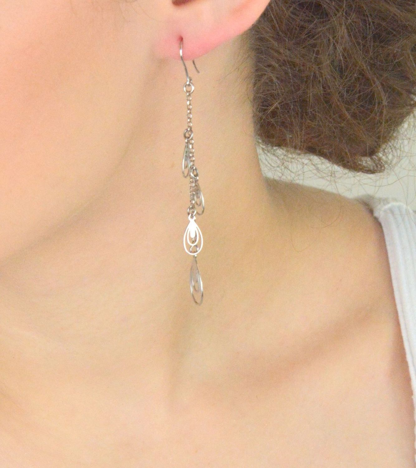 Kolczyki damskie srebrne 925 ORRM21646 – wiszące cztery łezki na łańcuszkach, długość 7,5 cm, zapięcie bigiel otwarty. Lekka i elegancka biżuteria na każdą okazję.1.jpg