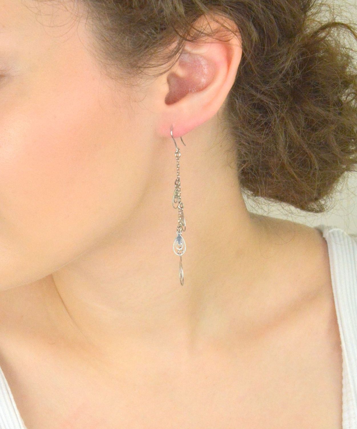 Kolczyki damskie srebrne 925 ORRM21646 – wiszące cztery łezki na łańcuszkach, długość 7,5 cm, zapięcie bigiel otwarty. Lekka i elegancka biżuteria na każdą okazję.1.jpg