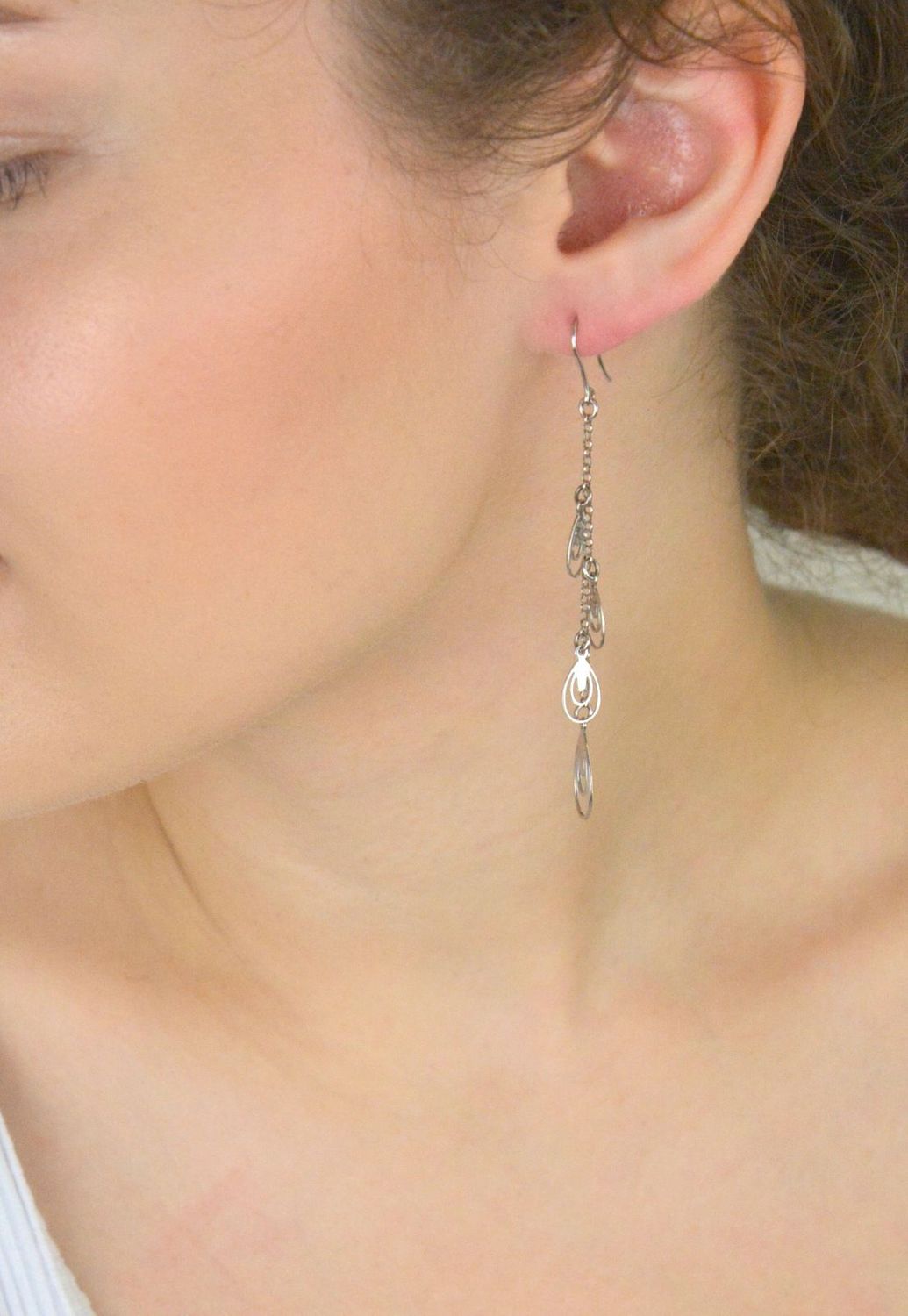 Kolczyki damskie srebrne 925 ORRM21646 – wiszące cztery łezki na łańcuszkach, długość 7,5 cm, zapięcie bigiel otwarty. Lekka i elegancka biżuteria na każdą okazję.1.jpg
