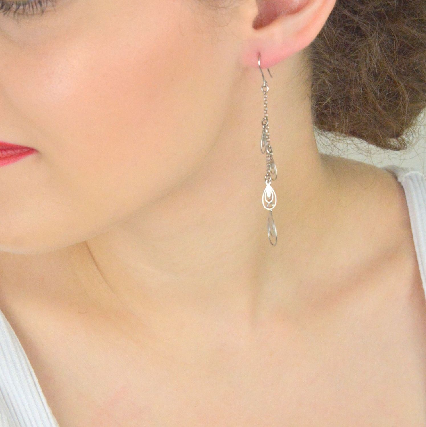 Kolczyki damskie srebrne 925 ORRM21646 – wiszące cztery łezki na łańcuszkach, długość 7,5 cm, zapięcie bigiel otwarty. Lekka i elegancka biżuteria na każdą okazję.1.jpg