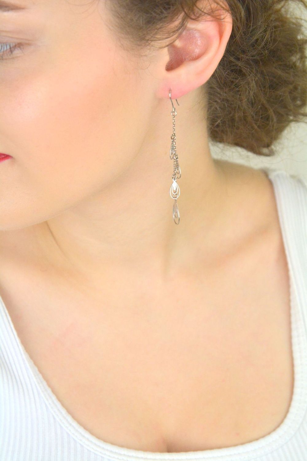 Kolczyki damskie srebrne 925 ORRM21646 – wiszące cztery łezki na łańcuszkach, długość 7,5 cm, zapięcie bigiel otwarty. Lekka i elegancka biżuteria na każdą okazję.1.jpg