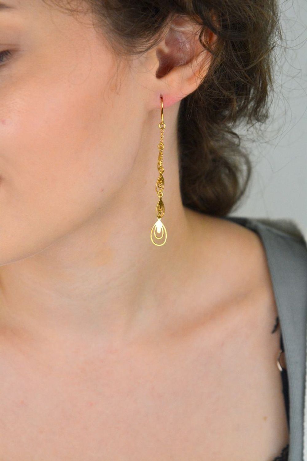 Kolczyki damskie srebrne pozłacane 925 ORRM21646G – cztery łezki na łańcuszku, długość 7,5 cm, zapięcie bigiel otwarty. Lekkie i eleganckie kolczyki z subtelnym ruchem.1.jpg