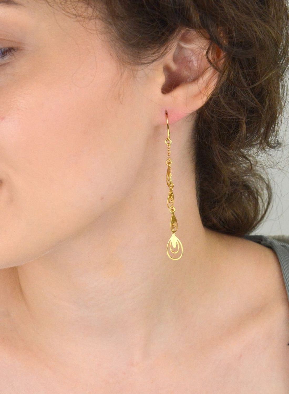 Kolczyki damskie srebrne pozłacane 925 ORRM21646G – cztery łezki na łańcuszku, długość 7,5 cm, zapięcie bigiel otwarty. Lekkie i eleganckie kolczyki z subtelnym ruchem.1.jpg