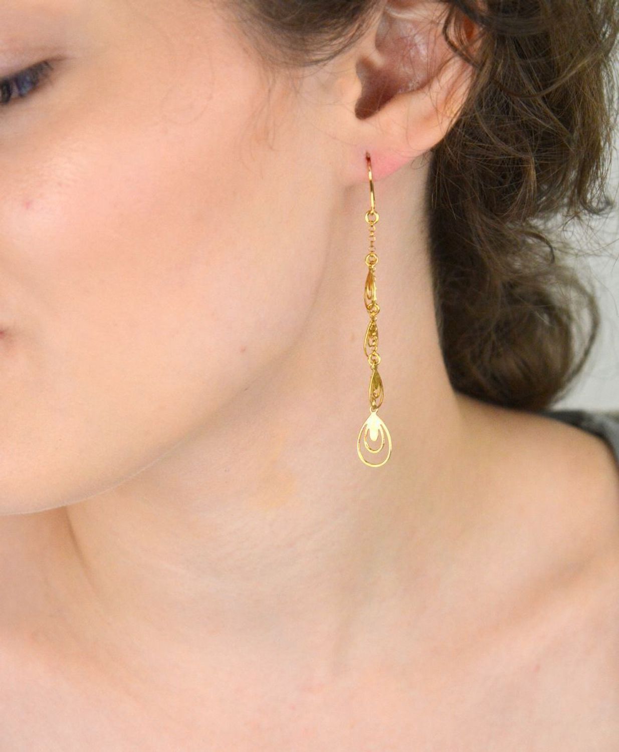 Kolczyki damskie srebrne pozłacane 925 ORRM21646G – cztery łezki na łańcuszku, długość 7,5 cm, zapięcie bigiel otwarty. Lekkie i eleganckie kolczyki z subtelnym ruchem.1.jpg