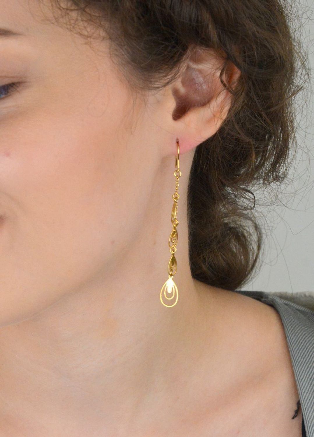 Kolczyki damskie srebrne pozłacane 925 ORRM21646G – cztery łezki na łańcuszku, długość 7,5 cm, zapięcie bigiel otwarty. Lekkie i eleganckie kolczyki z subtelnym ruchem.1.jpg