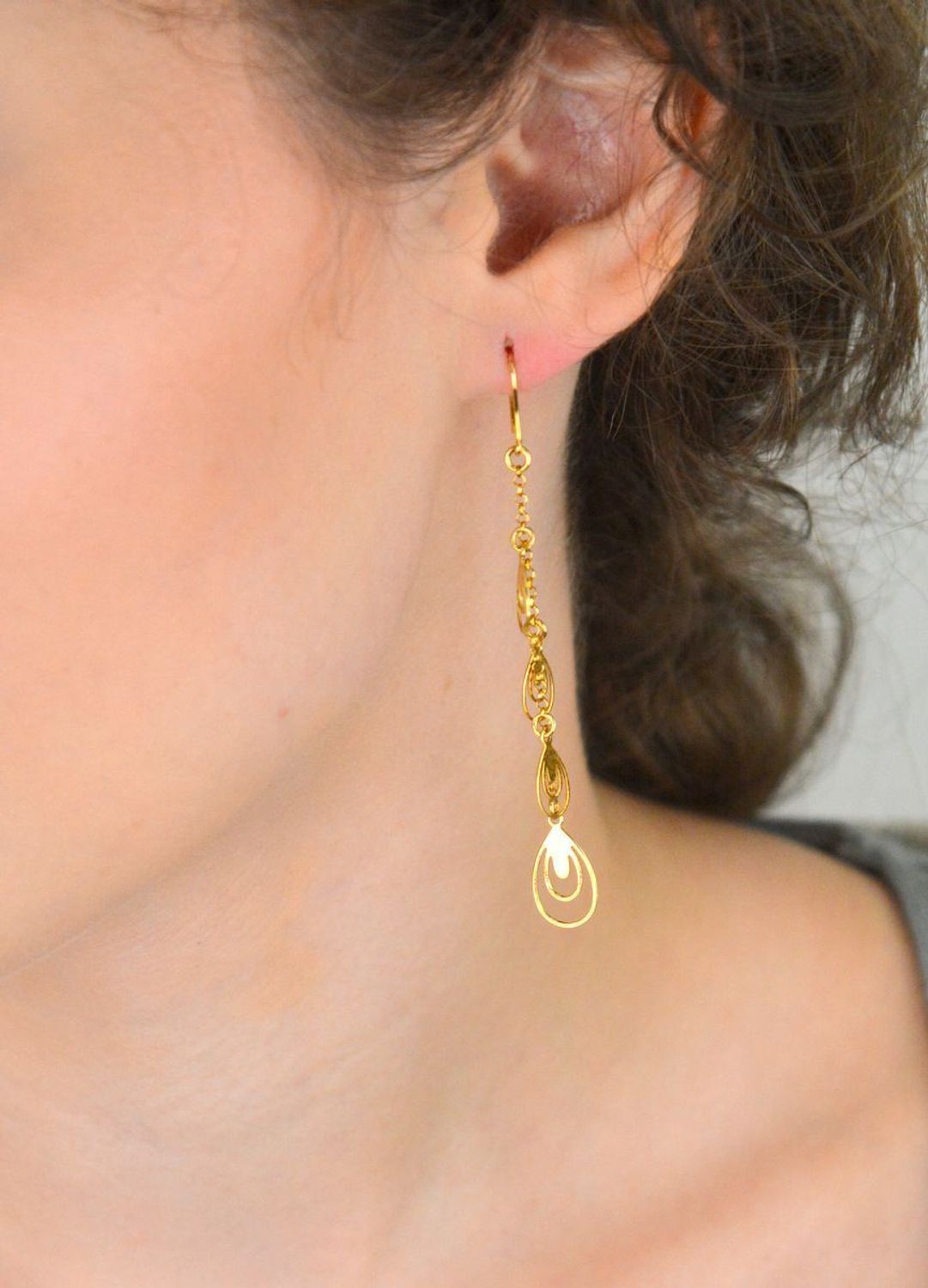 Kolczyki damskie srebrne pozłacane 925 ORRM21646G – cztery łezki na łańcuszku, długość 7,5 cm, zapięcie bigiel otwarty. Lekkie i eleganckie kolczyki z subtelnym ruchem.1.jpg