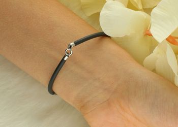 Nowoczesna bransoletka damska wykonana z gumki i elementów srebrnych próby 925. Długość 18 cm, szerokość 3 mm, waga 2,70 g, zapięcie na karabińczyk. Lekki i wygodny dodatek do codziennych stylizacji, 3.jpg