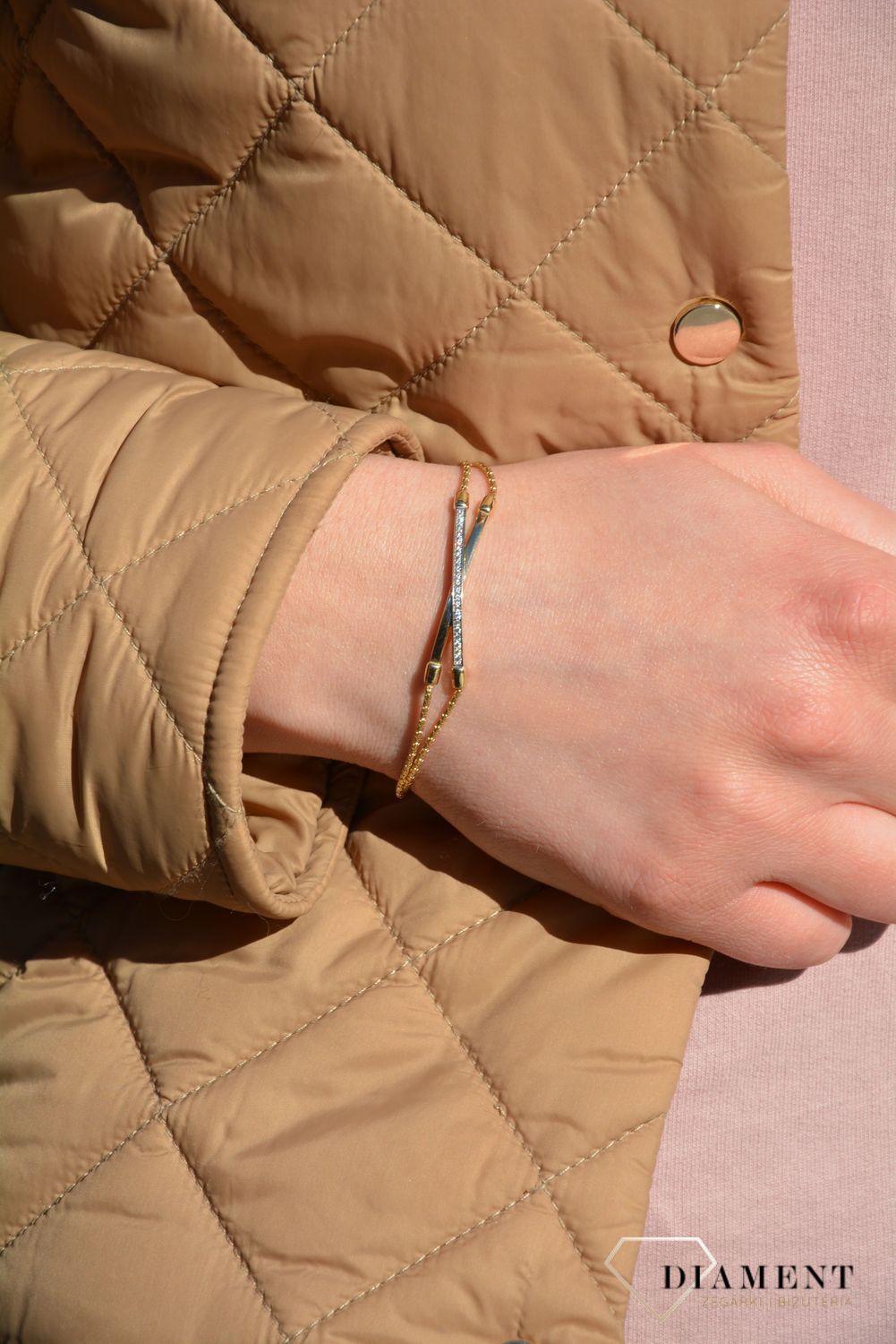 Złota bransoletka z ozdobnym znakiem X, który został ozdobiony cyrkoniami. Zapięcie typu karabińczyk. Złota bransoletka na prezent. Zapraszamy!  (1).jpg