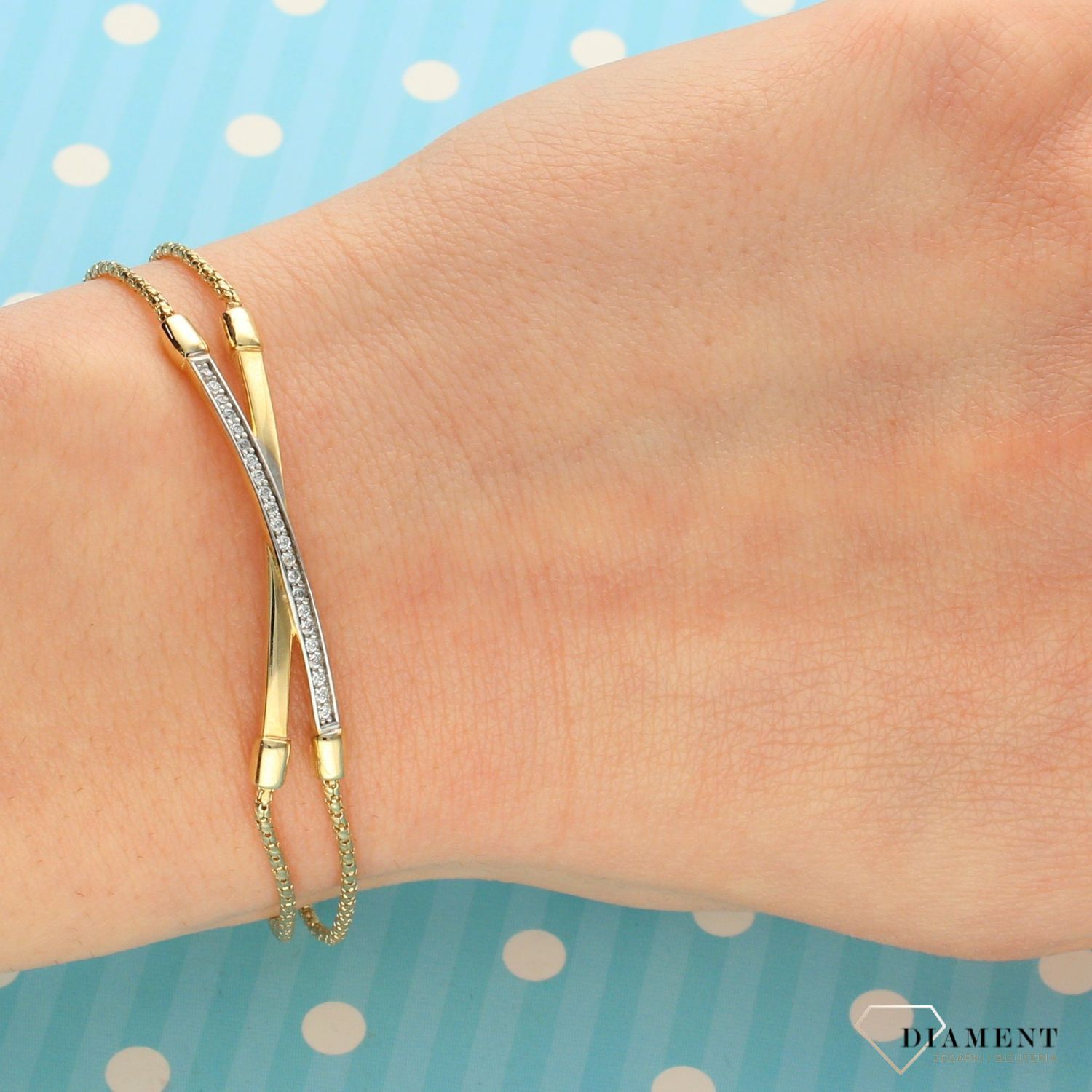 Złota bransoletka z ozdobnym znakiem X, który został ozdobiony cyrkoniami. Zapięcie typu karabińczyk. Złota bransoletka na prezent. Zapraszamy!  (1).jpg