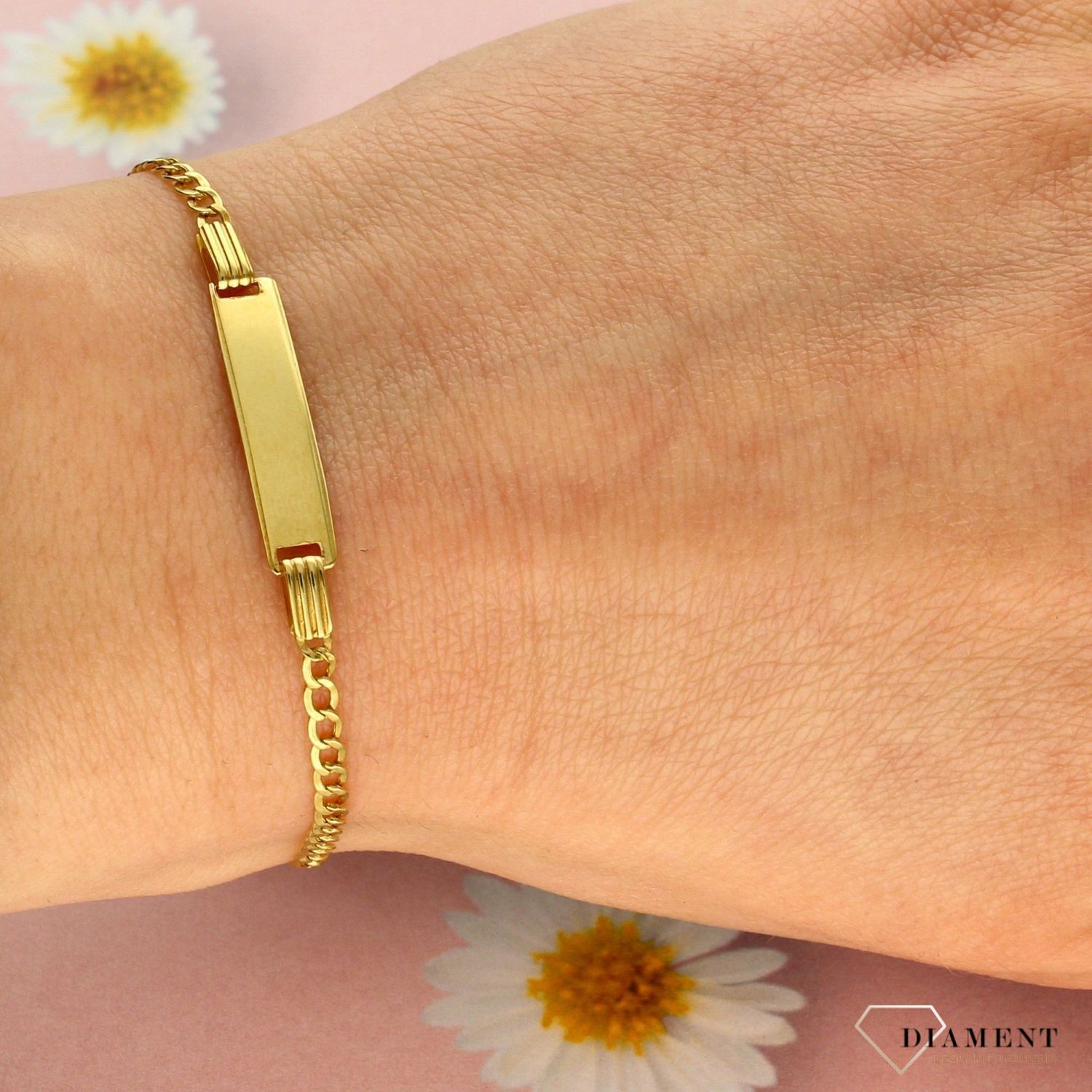 Minimalistyczny dodatek w postaci złotej bransoletki to świetny dodatek do stylizacji, ale również idealny pomysł na prezent. Blaszka z miejscem na grawer.  (2).jpg