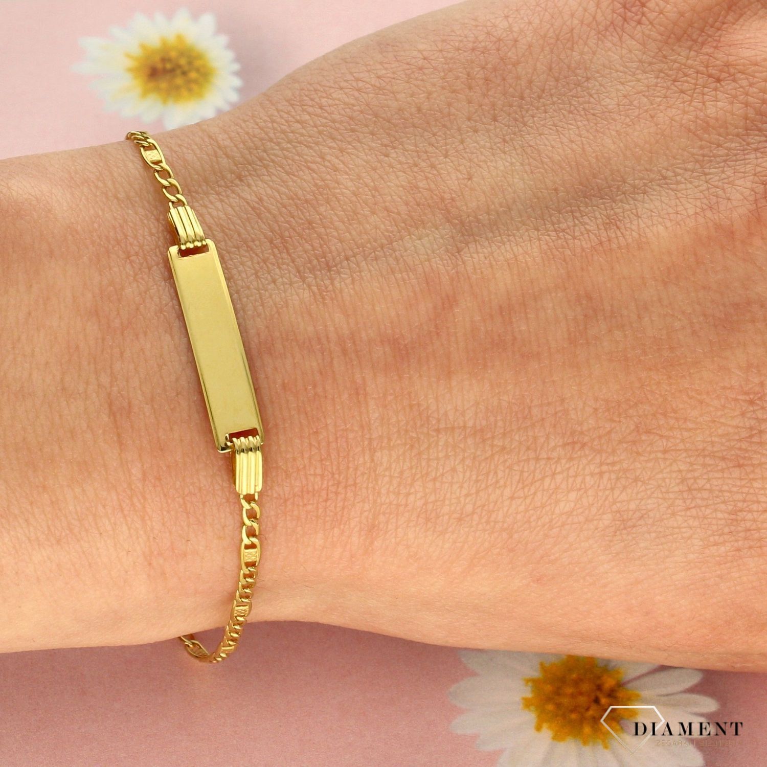 Złota bransoletka została wykonana w wysokiej jakości złota próby 585. Zapięcie na karabińczyk. Bransoletka z blaszką i miejscem na indywidualny grawer.  (1).jpg