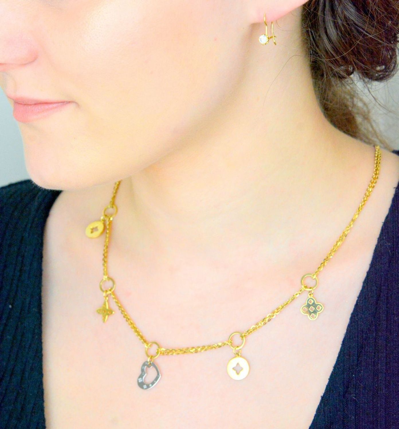 Złoty naszyjnik damski LV wiszące serce, kółko i koniczyny LV 585 OUN000000-039. Prezentowany złoty naszyjnik to doskonała propozycja dla kobiet, które cenią sobie uniwersalne i oryginalne 1.jpg