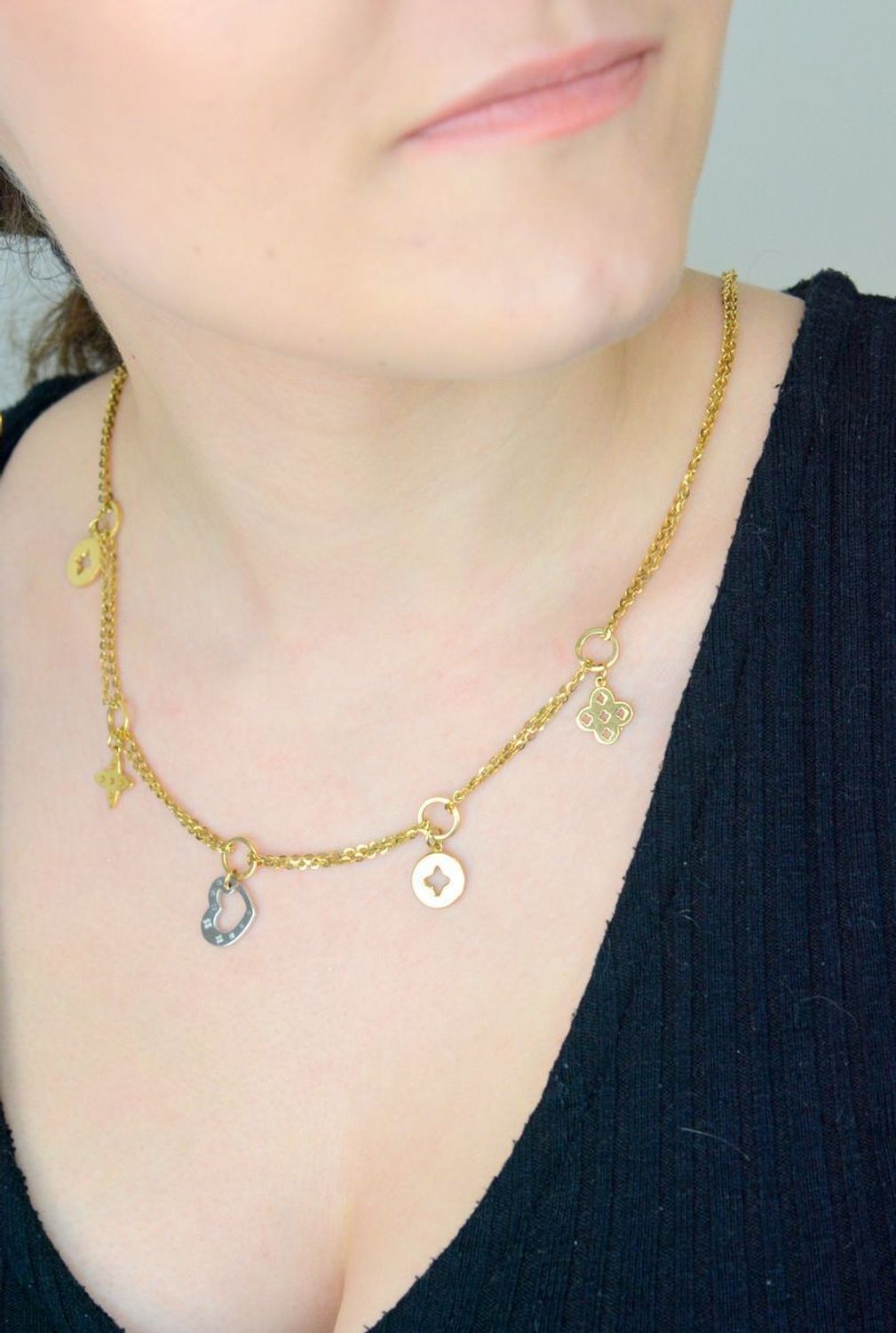 Złoty naszyjnik damski LV wiszące serce, kółko i koniczyny LV 585 OUN000000-039. Prezentowany złoty naszyjnik to doskonała propozycja dla kobiet, które cenią sobie uniwersalne i oryginalne 1.jpg