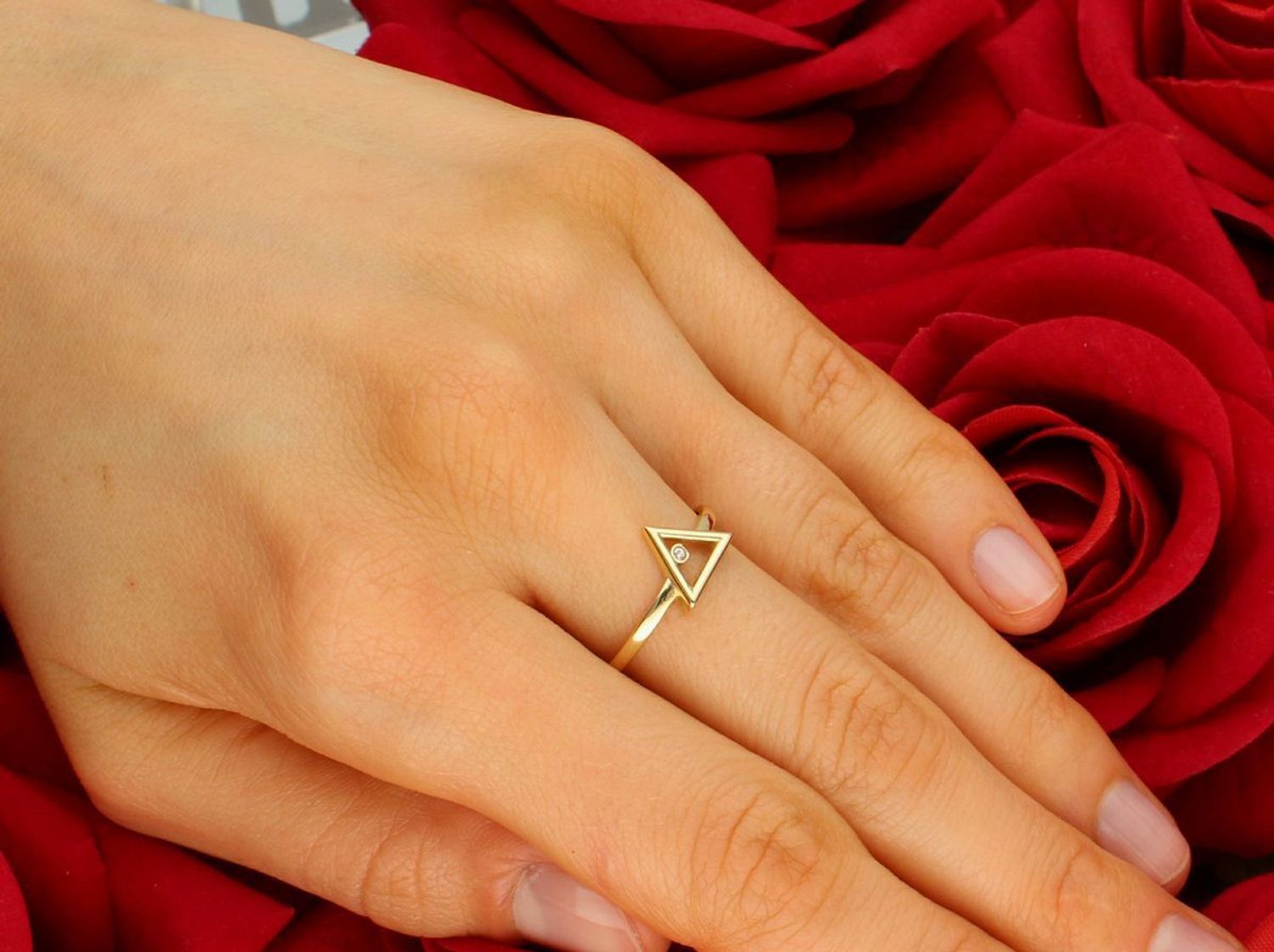 Pierścionek złoty z trójkącikiem i cyrkonią 585 OUP000000-020  Przepiękny pierścionek z motywem trójkąta z pojedynczym oczkiem. Pierścionek z wysokiej jakości 14-karatowego złota. 1.jpg