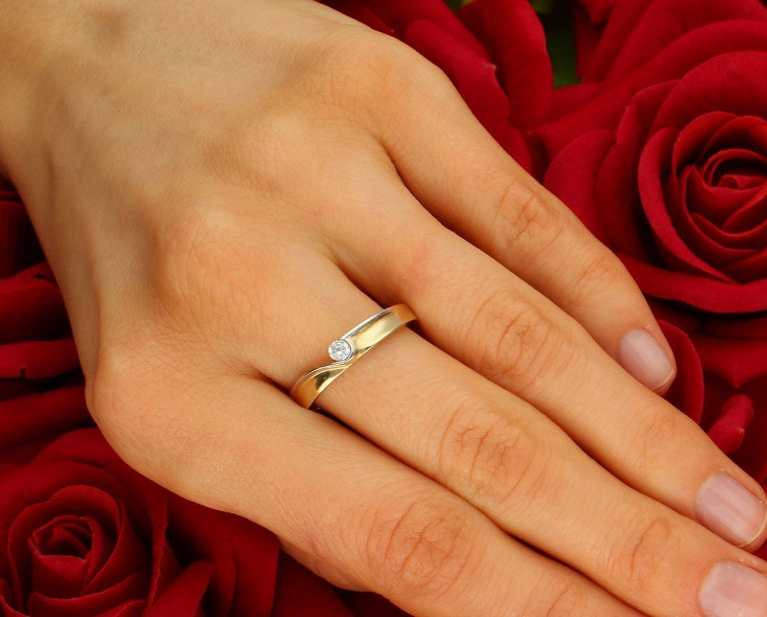 Pierścionek zaręczynowy złoty 585 z cyrkonią OUP000000-022  to złoty damski pierścionek wykonany z wysokiej próby żółtego złota 585. Idealna biała cyrkonia we 2.jpg