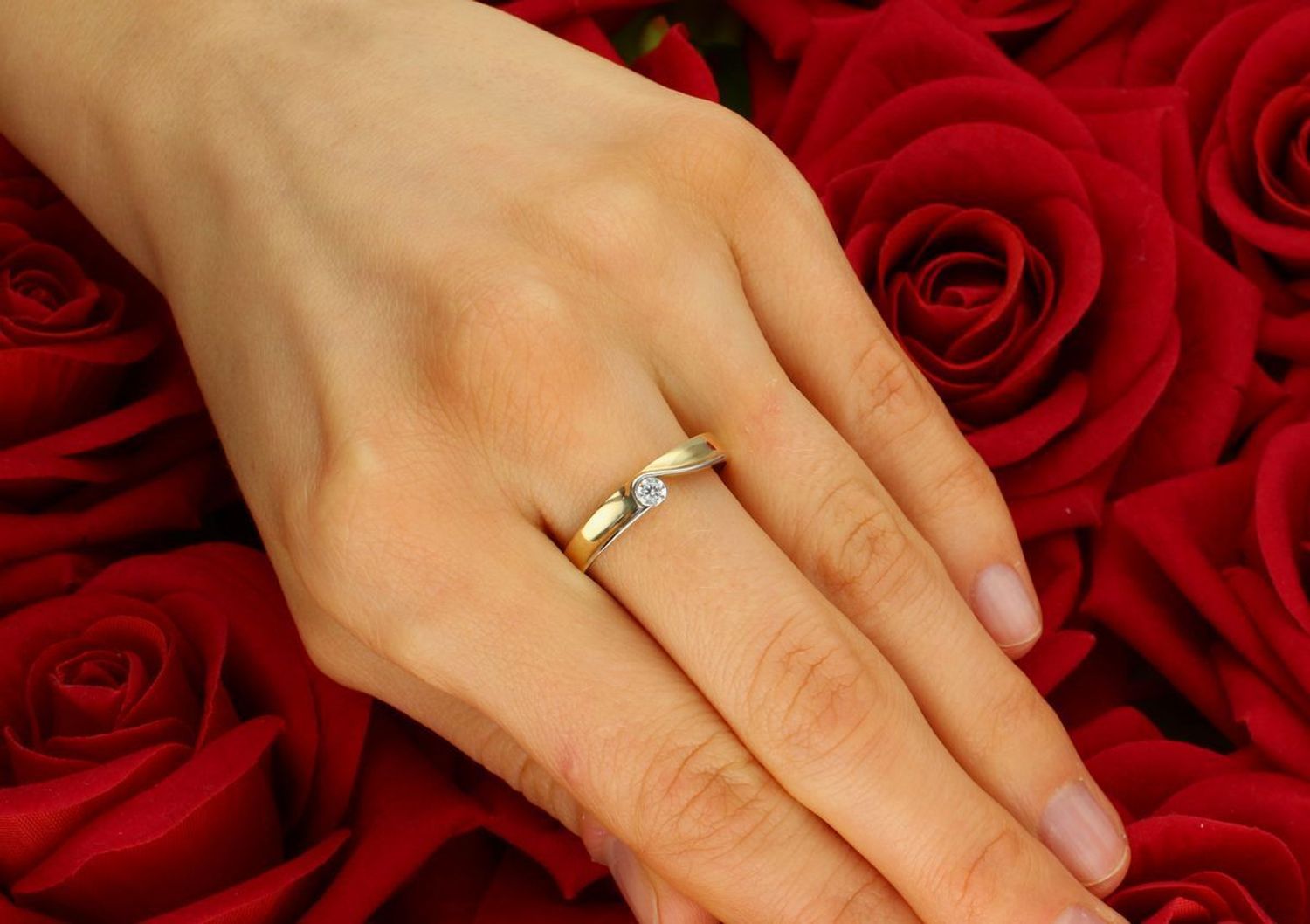 Pierścionek zaręczynowy złoty 585 z cyrkonią OUP000000-022  to złoty damski pierścionek wykonany z wysokiej próby żółtego złota 585. Idealna biała cyrkonia we 2.jpg