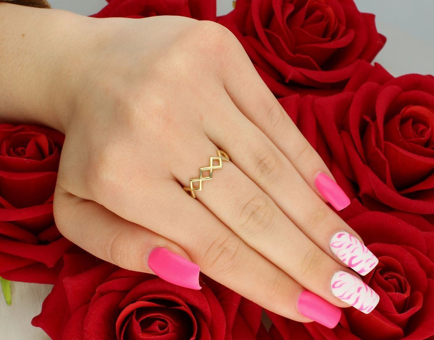 Złoty pierścionek damski OUP000000-077 w formie obrączki z geometrycznym wzorem. Próba 585, waga 1,86 g, szerokość 5 mm, rozmiar 16. Nowoczesna i stylowa biżuteria.1.jpg