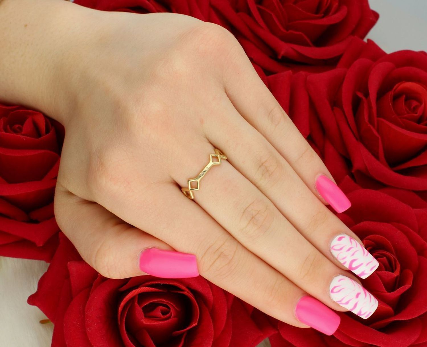 Złoty pierścionek damski OUP000000-077 w formie obrączki z geometrycznym wzorem. Próba 585, waga 1,86 g, szerokość 5 mm, rozmiar 16. Nowoczesna i stylowa biżuteria.1.jpg