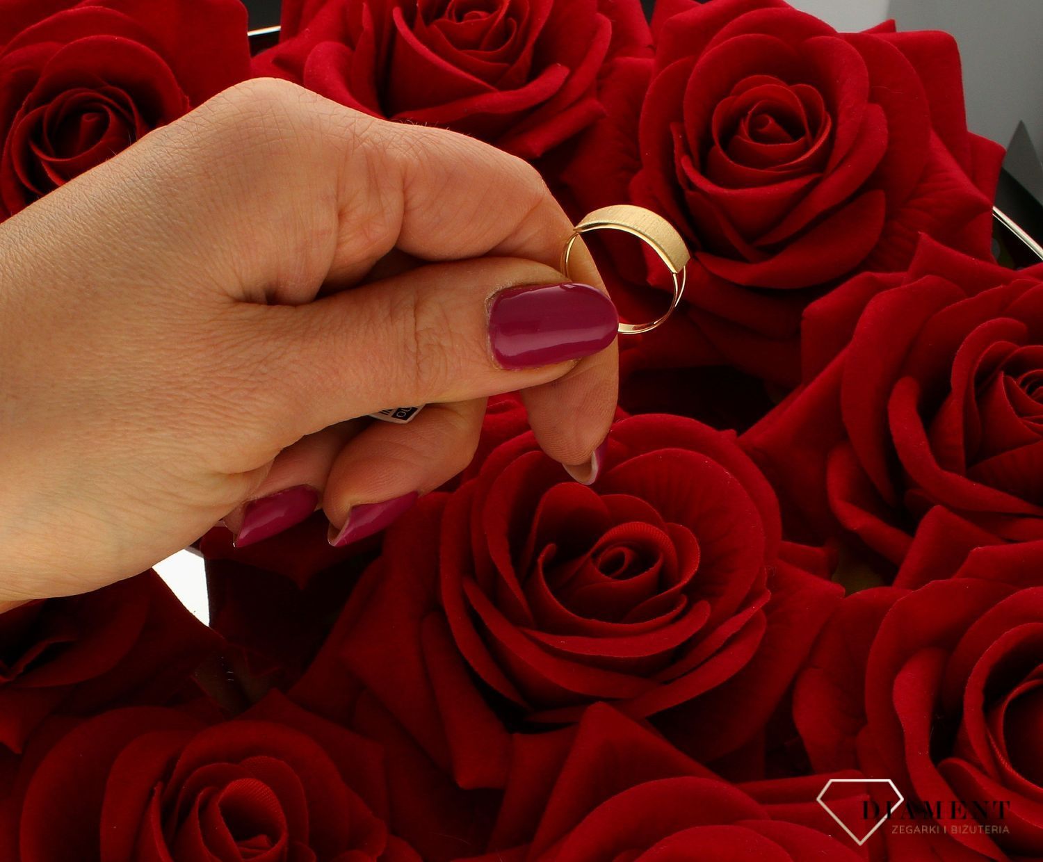 Złoty pierścionek damski 585 matowy OUP000000-080. Matowy złoty pierścionek. Ponadczasowy wzór inspirowany ikonami sztuki jubilerskiej podkreśli piękno wyjątkowych momentów zaręczyn, rocznic, jubileuszy..jpg