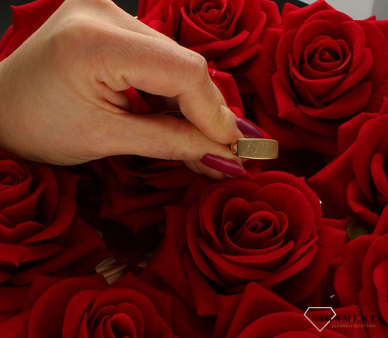 Złoty pierścionek damski 585 matowy OUP000000-080. Matowy złoty pierścionek. Ponadczasowy wzór inspirowany ikonami sztuki jubilerskiej podkreśli piękno wyjątkowych momentów zaręczyn, rocznic, jubileuszy..jpg