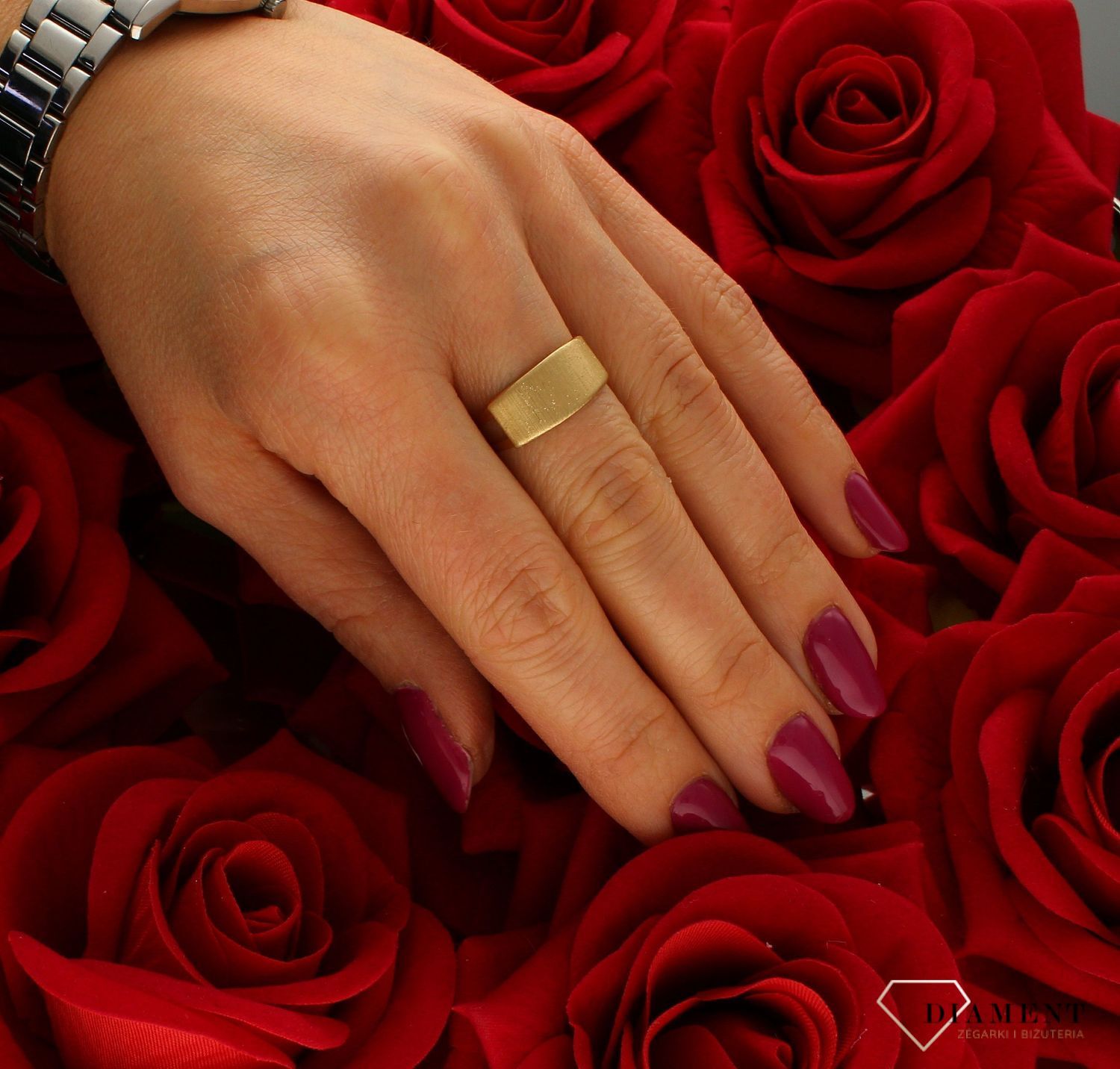 Złoty pierścionek damski 585 matowy OUP000000-080. Matowy złoty pierścionek. Ponadczasowy wzór inspirowany ikonami sztuki jubilerskiej podkreśli piękno wyjątkowych momentów zaręczyn, rocznic, jubileuszy..jpg