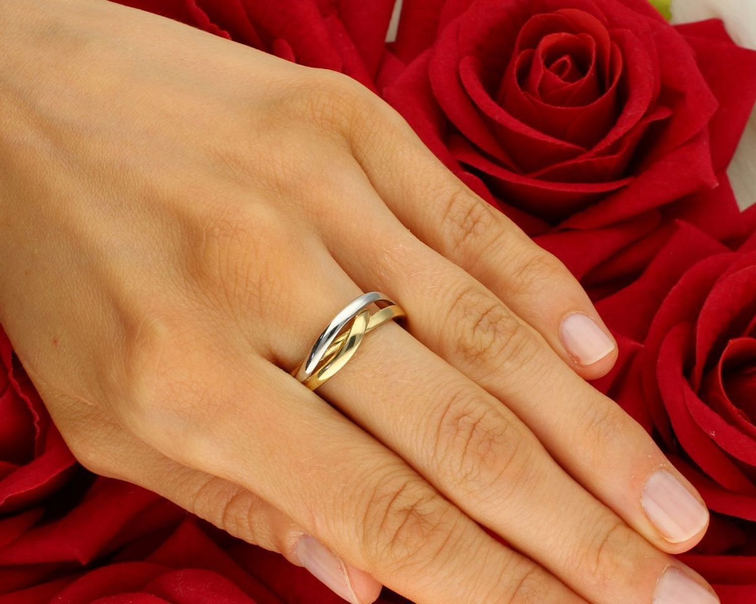 Złoty pierścionek damski próby 585 z plecionym wzorem i akcentem białego złota. Szerokość górna 6 mm, szyna 2 mm, waga 2,68 g. Model OUP000000-082 – klasyka i elegancja w jednym.1.jpg