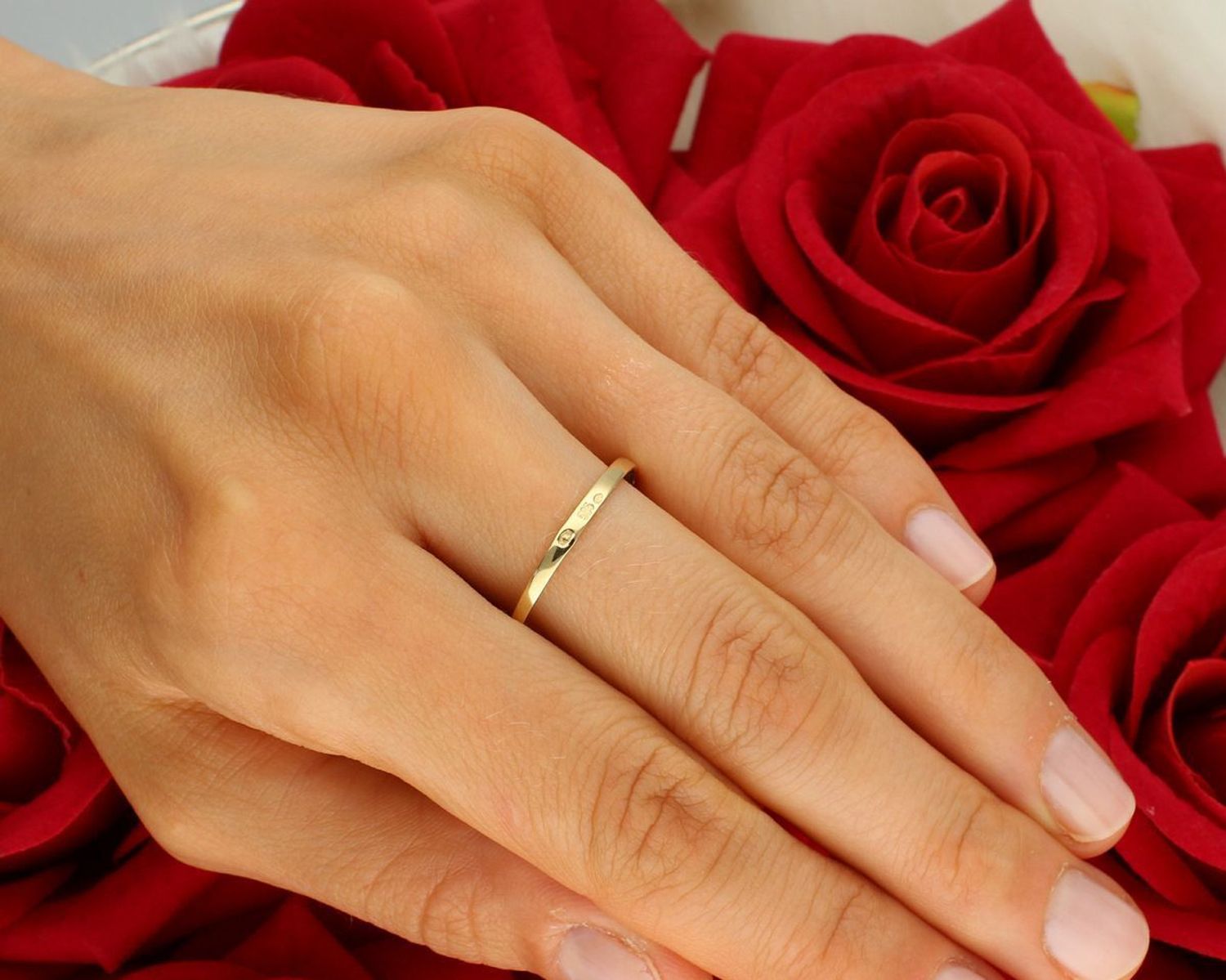 Złoty pierścionek damski próby 585 z plecionym wzorem i akcentem białego złota. Szerokość górna 6 mm, szyna 2 mm, waga 2,68 g. Model OUP000000-082 – klasyka i elegancja w jednym.1.jpg