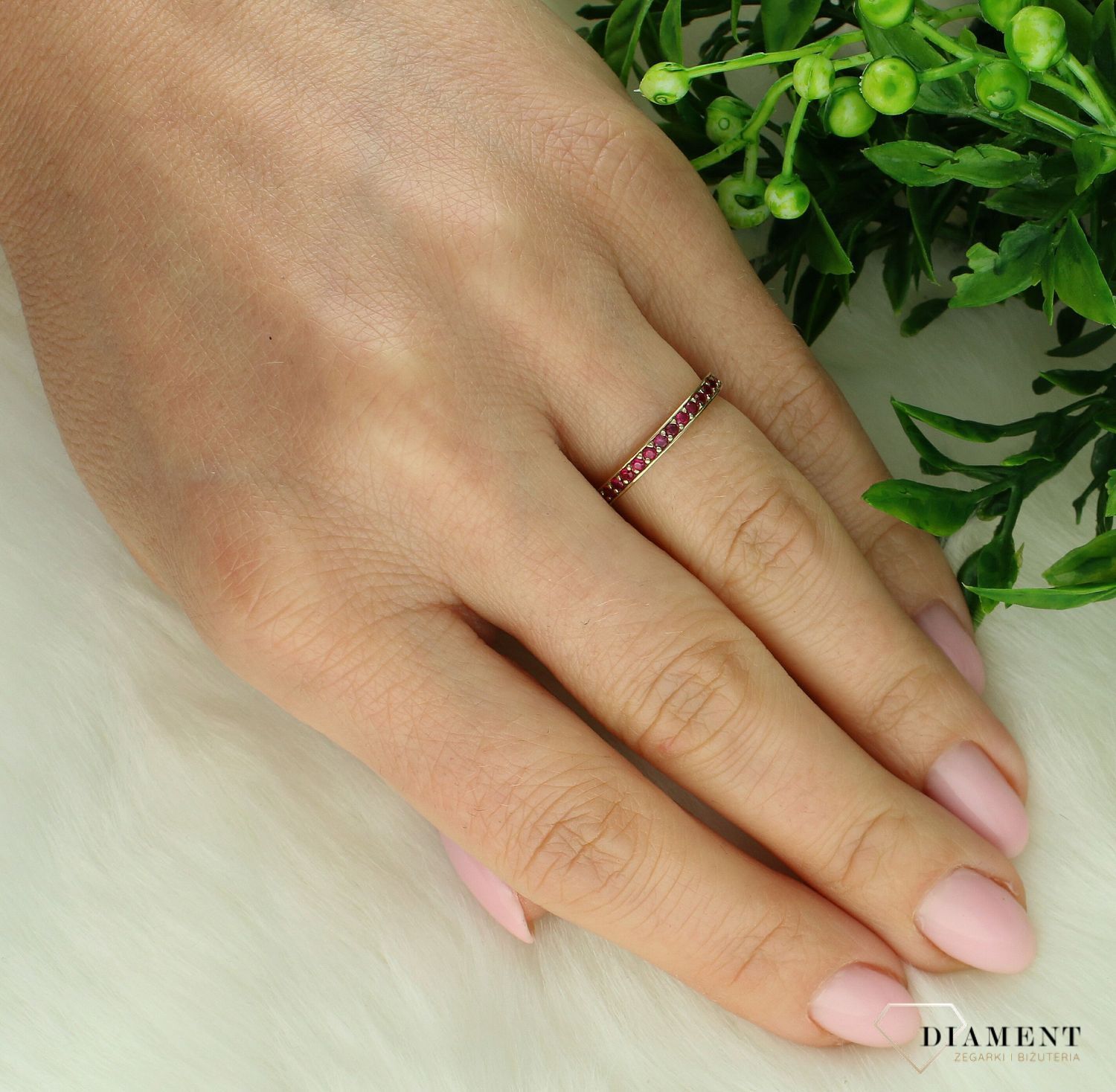 Złoty pierścionek damski 333 obrączka z czerwonymi cyrkoniami rozmiar 11 P-805. Złoty pierścionek damski. Pierścionek złoty 333 z cyrkoniami. Złoty pierścionek o klasycznym wzorze na prezent. Pierścionek złoty dla kobiety (2).jpg