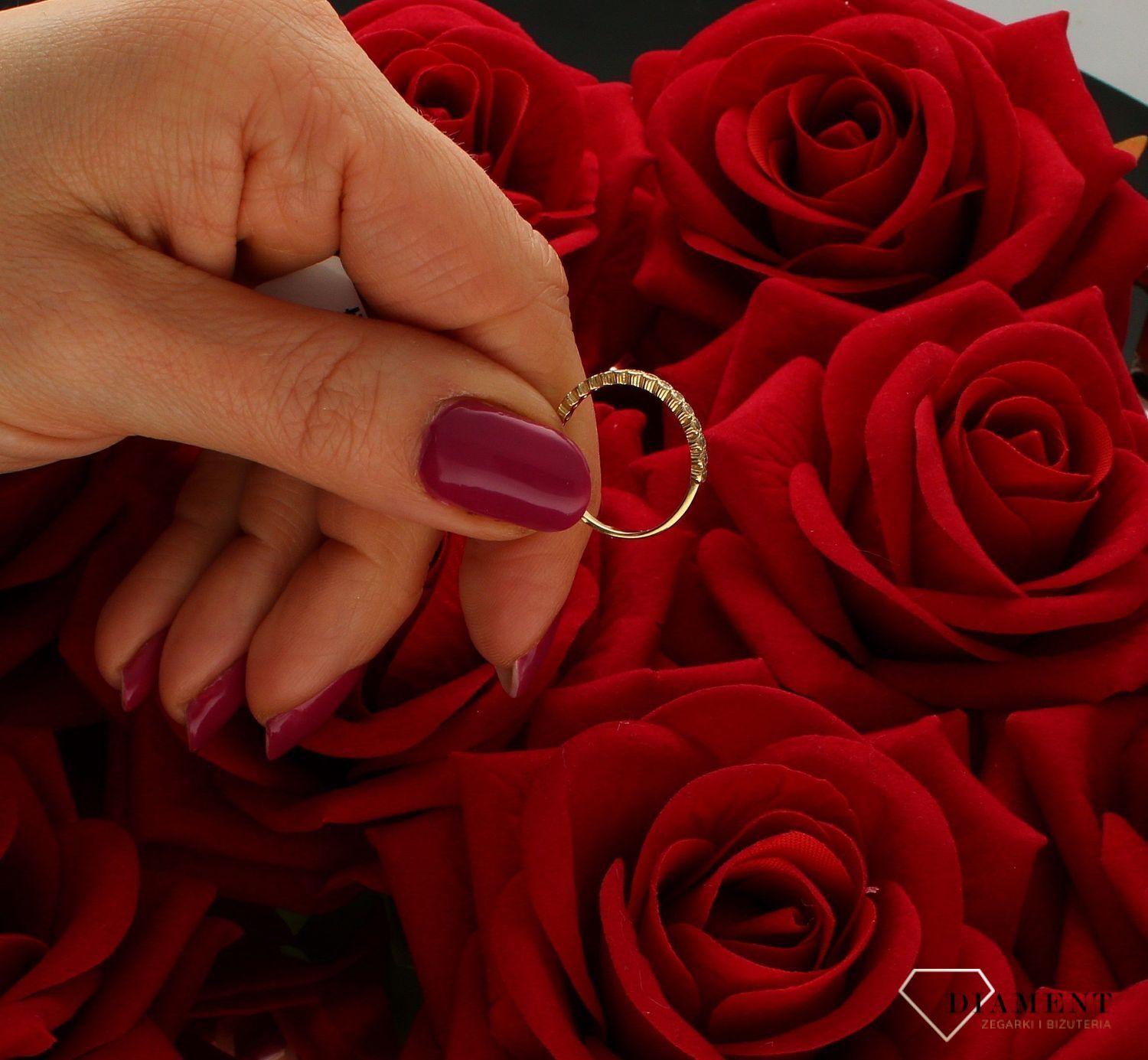 Złoty pierścionek 585 z białymi cyrkoniami P-827. Złoty pierścionek w nietypowej odsłonie świetnie się sprawdzi na prezent z okazji urodzin, imienin czy rocznicy ślubu. Pierścionek można łączyć z inną biżuterią i tworzyć mod (4).jpg