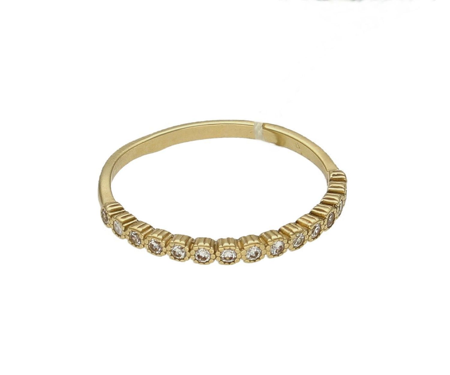 Złoty pierścionek 585 z białymi cyrkoniami P-827. Złoty pierścionek w nietypowej odsłonie świetnie się sprawdzi na prezent z okazji urodzin, imienin czy rocznicy ślubu. Pierścionek można łączyć z inną biżuterią i tworzyć mod (4).jpg