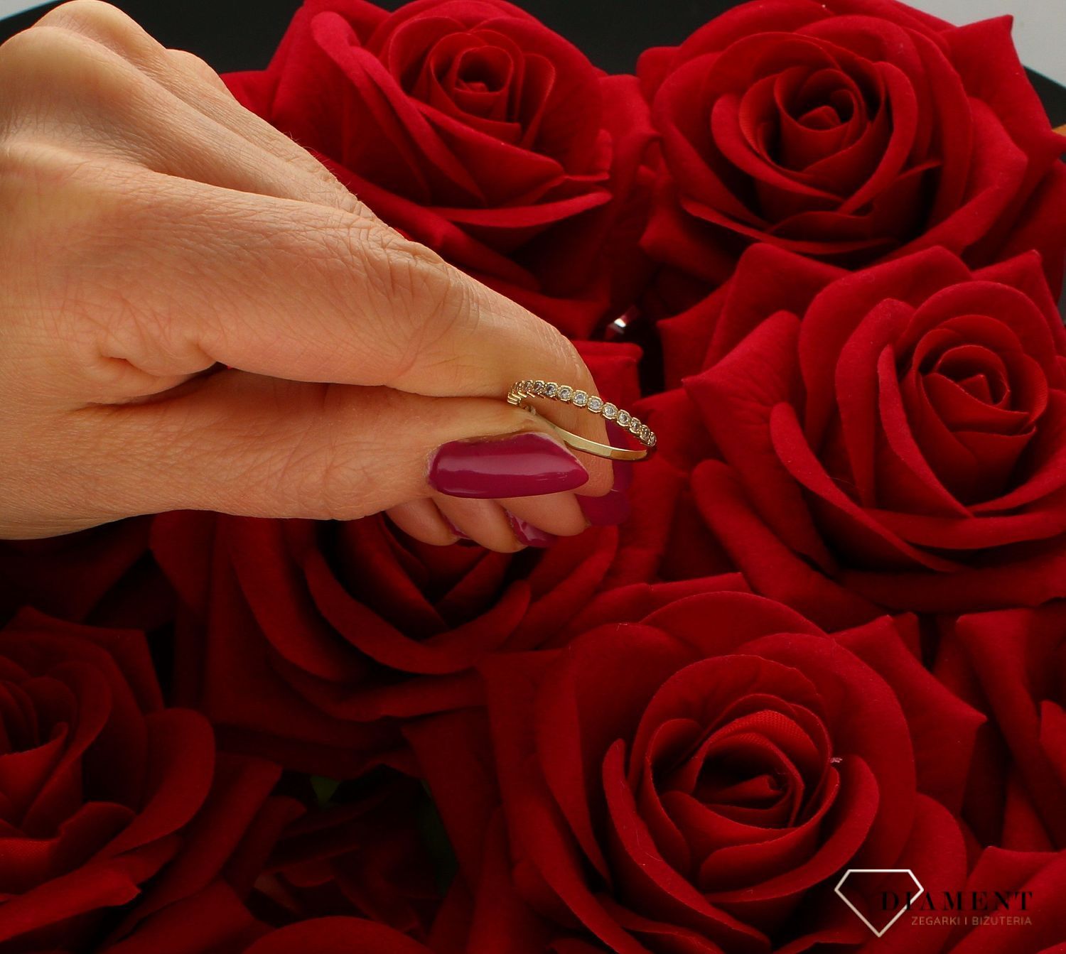 Złoty pierścionek 585 z białymi cyrkoniami P-827. Złoty pierścionek w nietypowej odsłonie świetnie się sprawdzi na prezent z okazji urodzin, imienin czy rocznicy ślubu. Pierścionek można łączyć z inną biżuterią i tworzyć mod (4).jpg