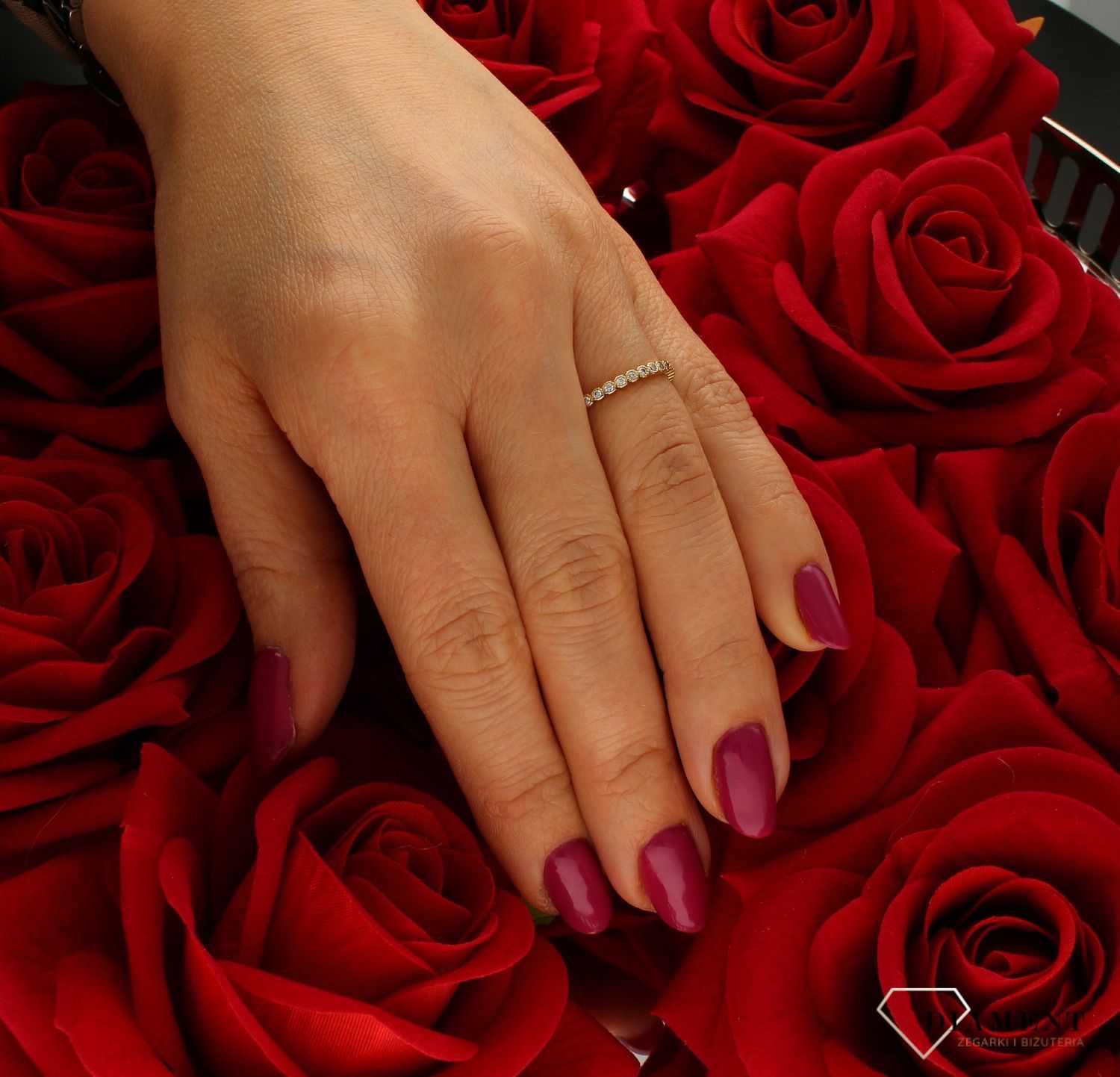 Złoty pierścionek 585 z białymi cyrkoniami P-827. Złoty pierścionek w nietypowej odsłonie świetnie się sprawdzi na prezent z okazji urodzin, imienin czy rocznicy ślubu. Pierścionek można łączyć z inną biżuterią i tworzyć mod (4).jpg