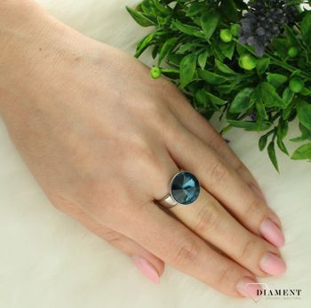 Srebrny pierścionek damski 925 Swarovski Elements w niebieskim kolorze rozmiar 13 P1122DB. Srebrny pierścionek damski. Srebrny pierścionek z kryształkiem Swarovskiego. Pierścionek srebrny dla kobiety na prezent (1).jpg
