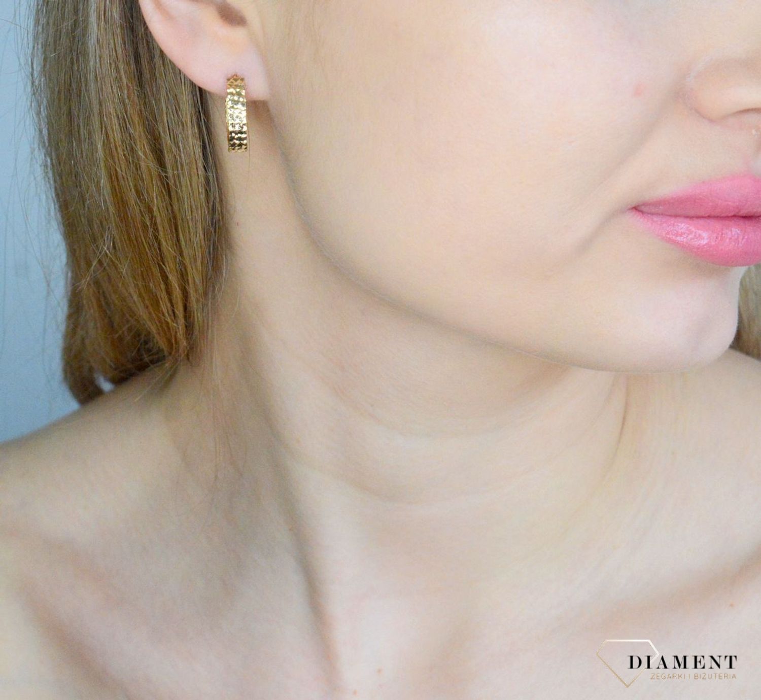 Złote kolczyki damskie 585 owalne grawerowane P12E-12103. Złote kolczyki damskie. Złote kolczyki na zatrzask. Kolczyki złote damskie na prezent. Kolczyki złote grawerowane..jpg