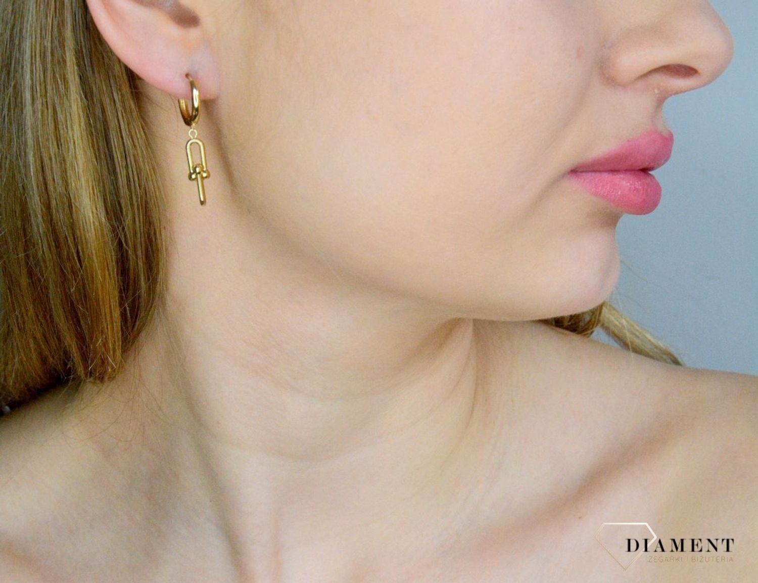 Złote kolczyki damskie 585 kółeczka ze spinaczami P12E-128101. Złote kolczyki damskie. Kolczyki złote kołeczka. Kolczyki złote z zawieszkami. Kolczyki złote spinacze. Złote kolczyki dla dziewczynki. Kolczyki złote idealne na pr.jpg