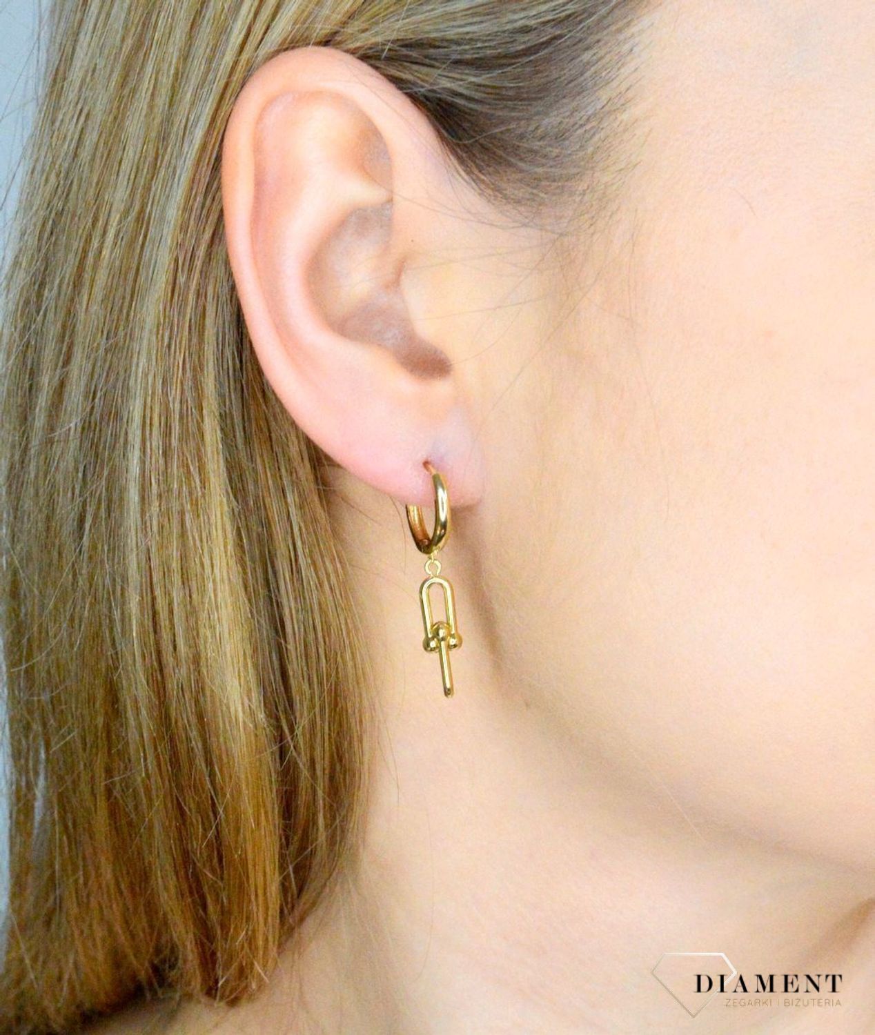 Złote kolczyki damskie 585 kółeczka ze spinaczami P12E-128101. Złote kolczyki damskie. Kolczyki złote kołeczka. Kolczyki złote z zawieszkami. Kolczyki złote spinacze. Złote kolczyki dla dziewczynki. Kolczyki złote idealne na pr.jpg