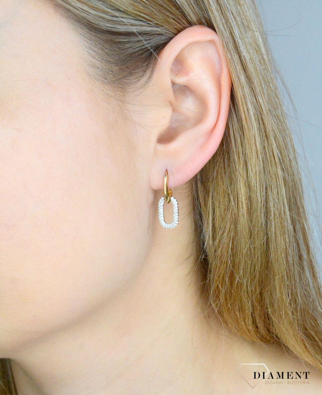 Złote kolczyki damskie 585 wiszące owalne z cyrkoniami P12Ec2001. Złote kolczyki damskie. Złote kolczyki wiszące z cyrkoniami. Kolczyki złote owalne. Złote wiszące kolczyki na prezent..jpg