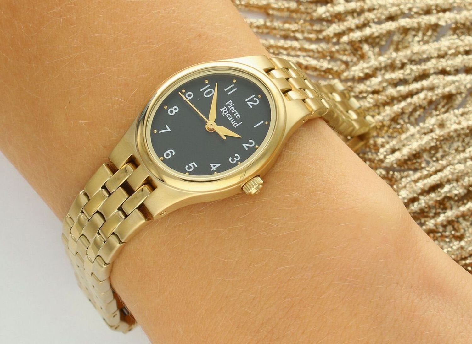 Damski zegarek Pierre Ricaud P21031.1124Q Classic z czarną tarczą, złotą kopertą i stalową bransoletą z potrójnym zapięciem. Elegancja, trwałość i klasyczny design.1.jpg