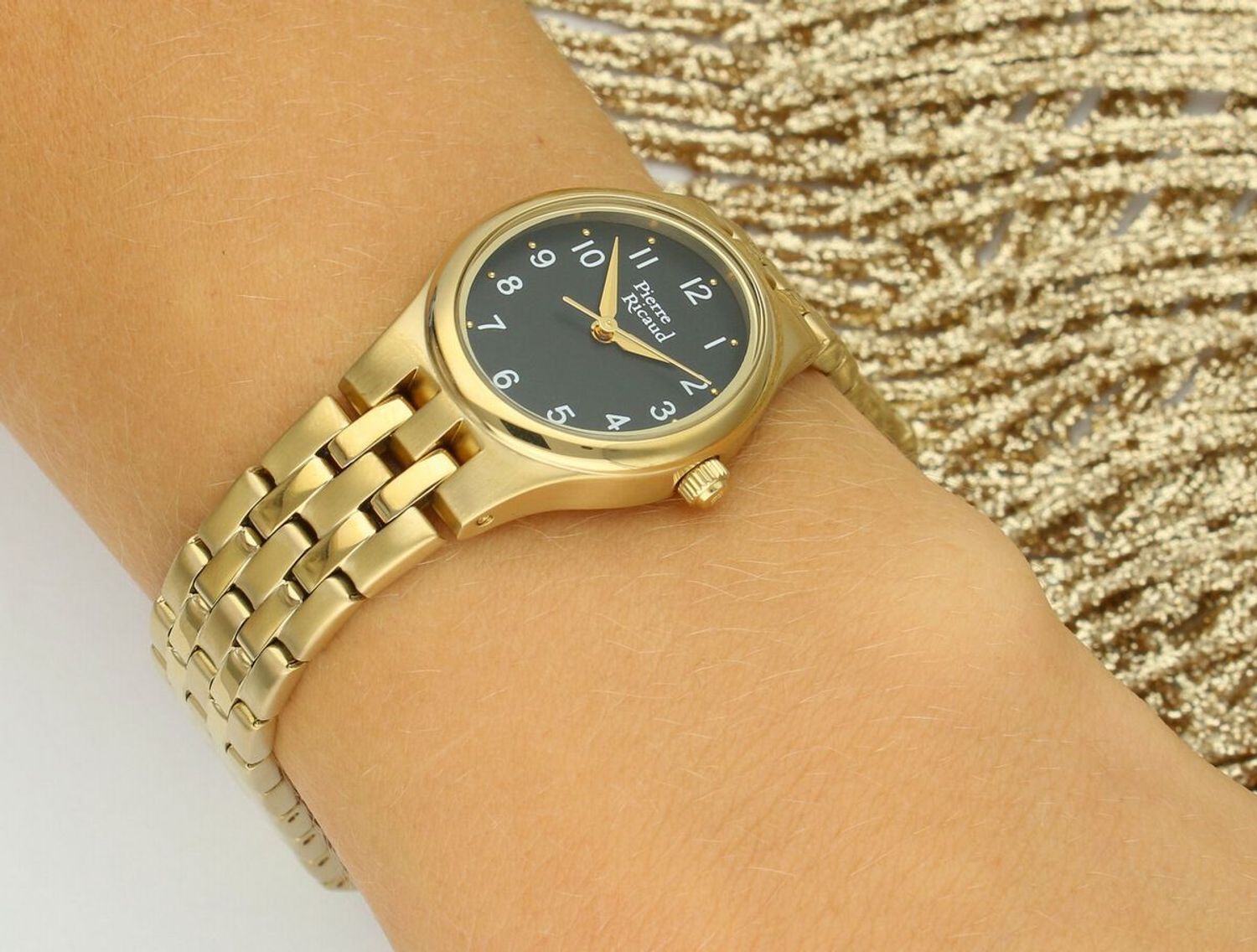 Damski zegarek Pierre Ricaud P21031.1124Q Classic z czarną tarczą, złotą kopertą i stalową bransoletą z potrójnym zapięciem. Elegancja, trwałość i klasyczny design.1.jpg